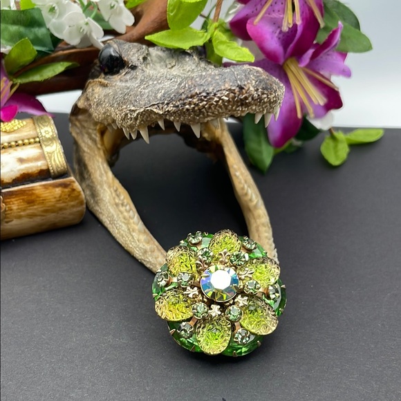 unbranded Jewelry - Molded glass brooch vintage 🔥